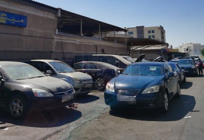 بالصور: منطقة الكراجات بمدينة عيسى تغرق بالسيارات المعطوبة