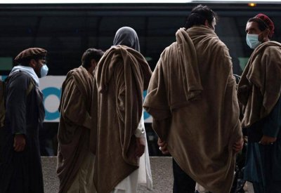لاجئون أفغان يهاجمون جندية أميركية.. وهذا ما حدث لها