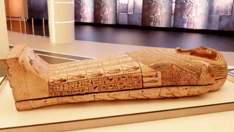 بالفيديو: تابوت فرعوني يظهر بدبي.. ما السر وكيف علّقت مصر؟