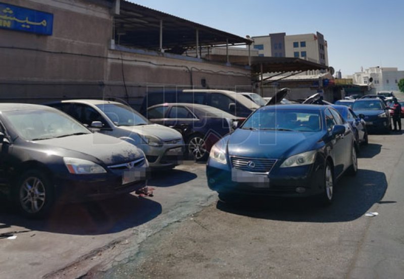 بالصور: منطقة الكراجات بمدينة عيسى تغرق بالسيارات المعطوبة