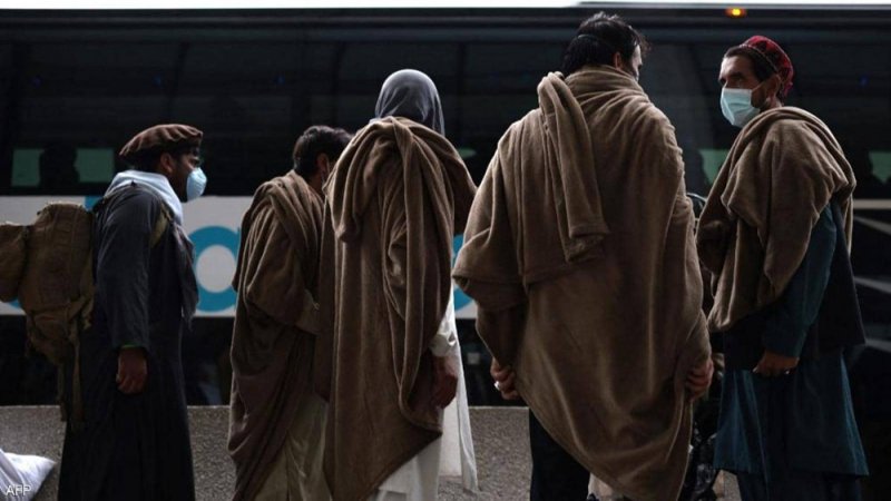 لاجئون أفغان يهاجمون جندية أميركية.. وهذا ما حدث لها