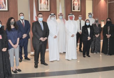 وزير الصناعة والتجارة يكرم عددا من موظفين الوزارة الذين أكملوا الدراسات العليا
