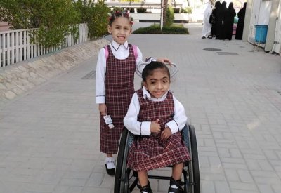 طالبتان توأم تضربان أروع الأمثلة في التعاون والمثابرة