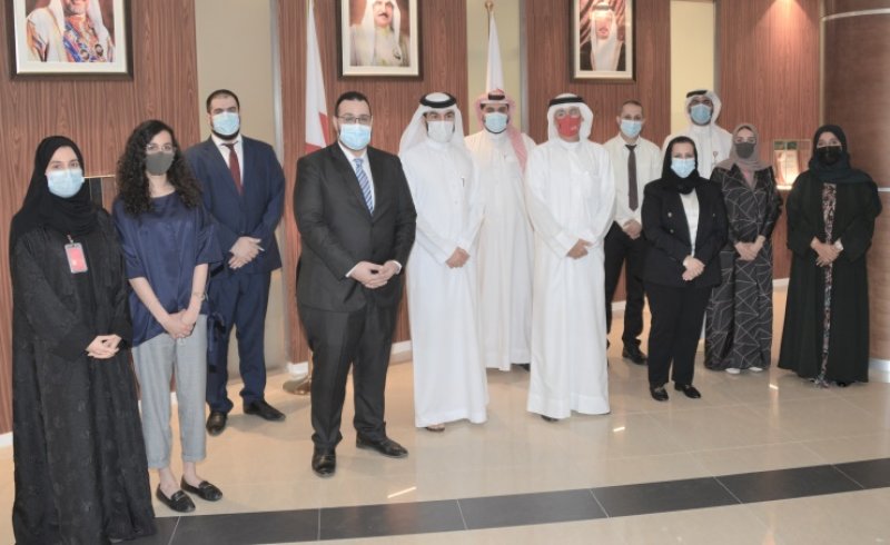 وزير الصناعة والتجارة يكرم عددا من موظفين الوزارة الذين أكملوا الدراسات العليا