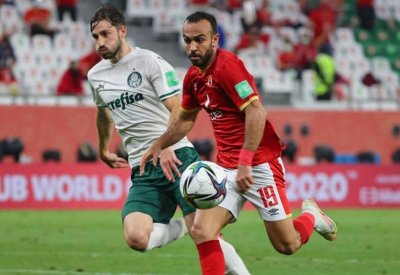 بالفيديو: "الكاف" يحتفي بلاعب الأهلي المصري: لا يمكن إيقافه