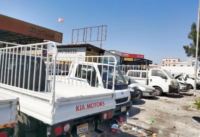 بالصور: منطقة الكراجات بمدينة عيسى تغرق بالسيارات المعطوبة