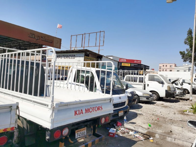 بالصور: منطقة الكراجات بمدينة عيسى تغرق بالسيارات المعطوبة