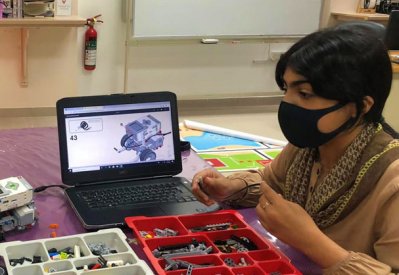 طفلة موهوبة تشارك في 30 ورشة لبرمجة الروبوت