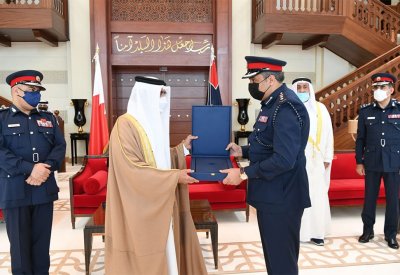 وزير الداخلية يستقبل عددا من منتسبي الوزارة الحاصلين على درجتي الدكتوراه والماجستير