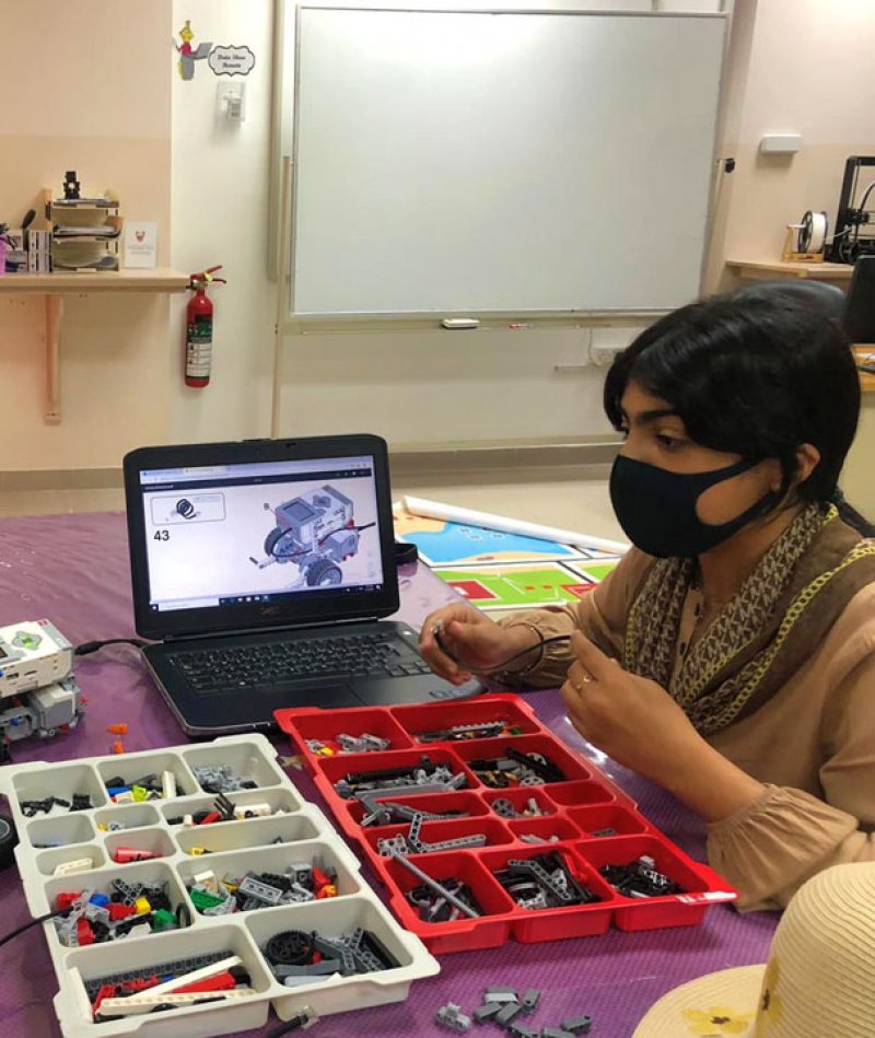 طفلة موهوبة تشارك في 30 ورشة لبرمجة الروبوت