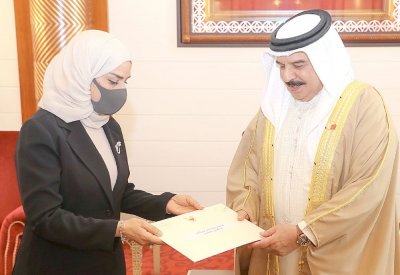 جلالة الملك المفدى يتسلم التقرير السنوي لأعمال مجلسي الشورى والنواب