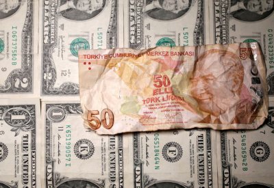 الليرة التركية تهوي لقاع تاريخي جديد أمام الدولار