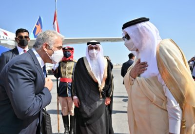 زيارة تاريخية.. وزير الخارجية الإسرائيلي يصل إلى البحرين