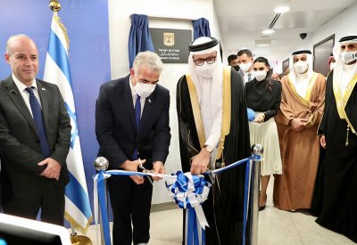وزير الخارجية ووزير خارجية دولة إسرائيل يفتتحان مقر سفارة دولة إسرائيل لدى مملكة البحرين