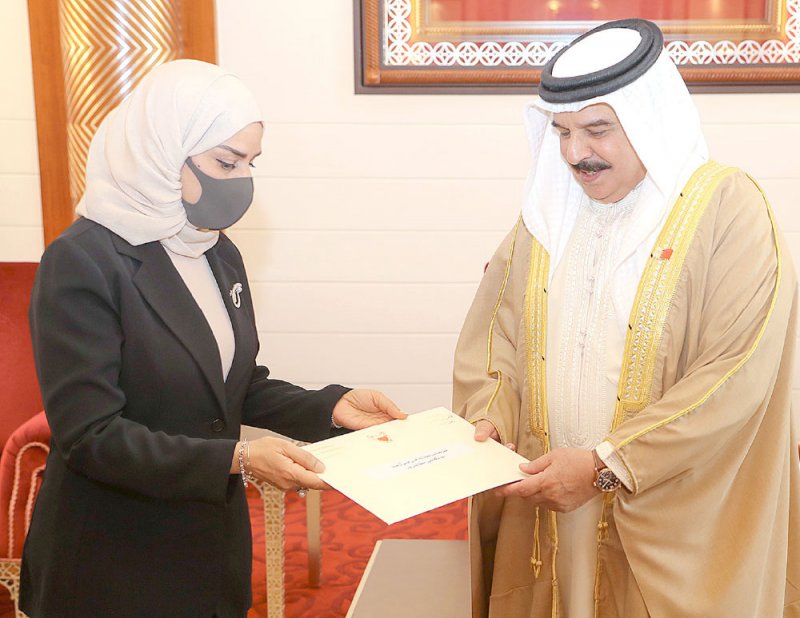 جلالة الملك المفدى يتسلم التقرير السنوي لأعمال مجلسي الشورى والنواب