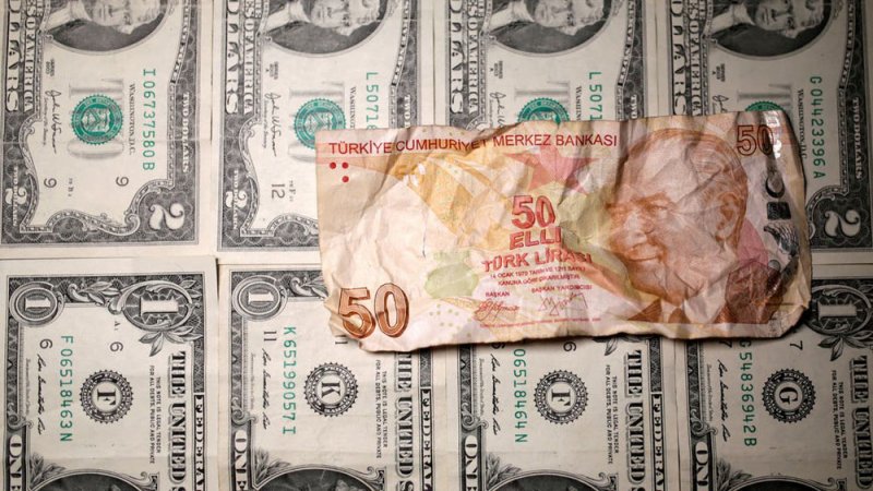 الليرة التركية تهوي لقاع تاريخي جديد أمام الدولار