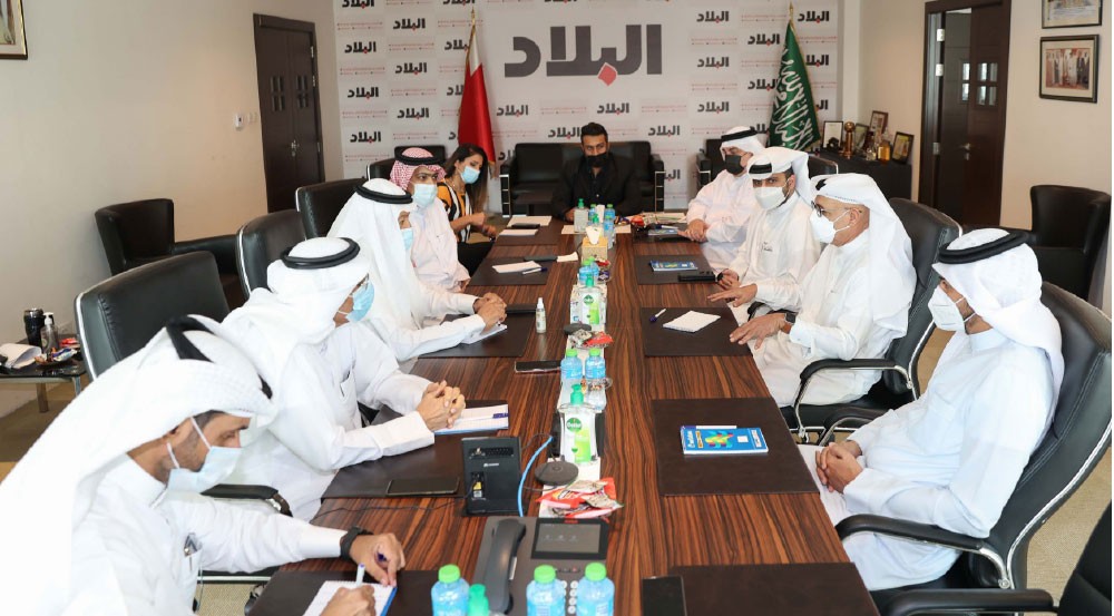 جانب من النقاش على طاولة الاجتماع