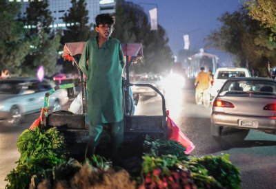خوفا من طالبان.. أفغان يدفنون رسماتهم ويحرقون كتبهم
