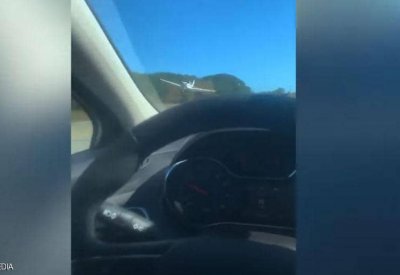 بالفيديو: خلل فني يجبر طائرة على الهبوط وسط طريق سريع مزدحم
