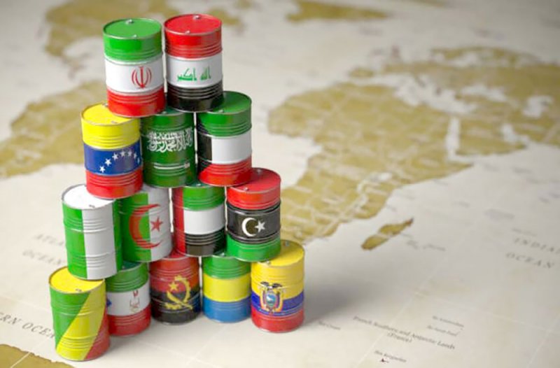 النفط يهبط وسط احتمالات بأن تعزز “أوبك+” الإنتاج