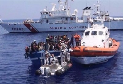 سفينة إمداد إيطالية تنقذ 65 مهاجرا قبالة ليبيا