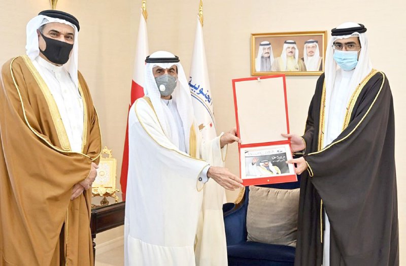 البنا لـ “البلاد”: جلالة الملك وسمو ولي العهد رئيس الوزراء عززا حياة المسنين