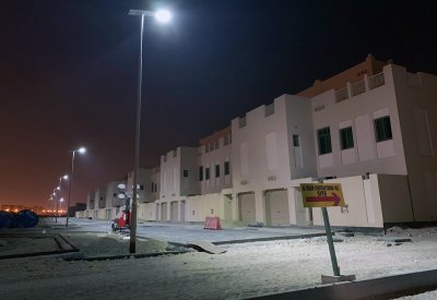 لا إنارة للشوارع غير المرصوفة