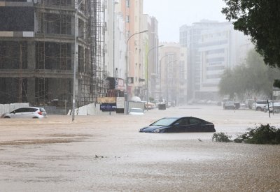 بعد تحوله لعاصفة مدارية.. إعصار شاهين يضعف ويتحرك غرب عُمان