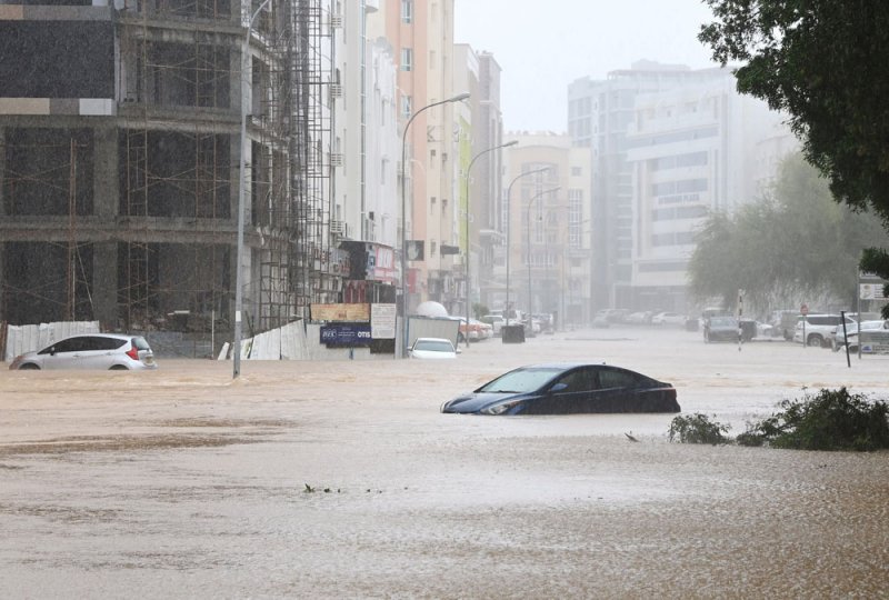 بعد تحوله لعاصفة مدارية.. إعصار شاهين يضعف ويتحرك غرب عُمان