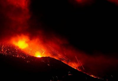 جزر الكناري.. انفجارات هائلة في بركان "لا بالما"