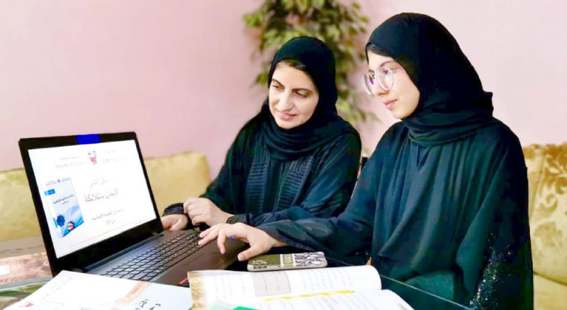 أولياء أمور يوجهون رسائل حب وتقدير للمعلم بيومه العالمي
