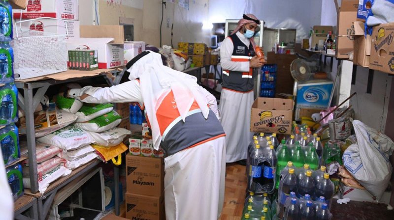 بالصور: إدارة التفتيش بوزارة الصناعة ترصد بيع منتجات منتهية الصلاحية