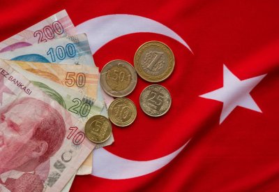 الليرة التركية تقترب من أدنى مستوى لها على الإطلاق
