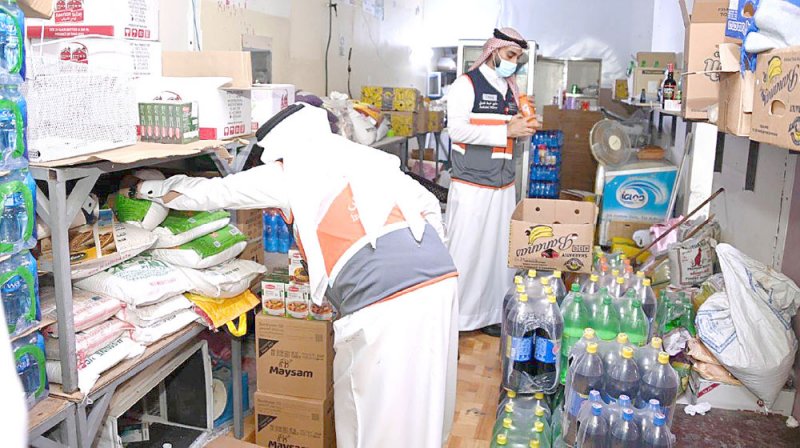 “التفتيش” ترصد بيع منتجات منتهية الصلاحية