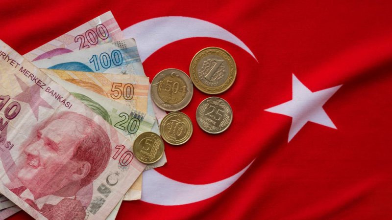 الليرة التركية تقترب من أدنى مستوى لها على الإطلاق