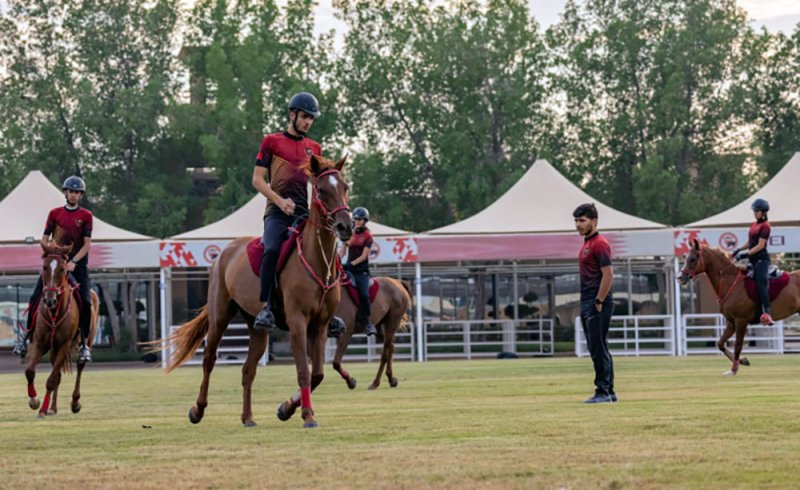 عيسى بن عبدالله يرحب بالفرسان المشاركين في سباقات القدرة