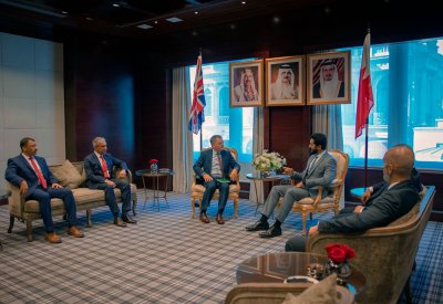 سمو الشيخ ناصر بن حمد يبحث تعزيز التعاون العسكري والدفاعي مع بريطانيا