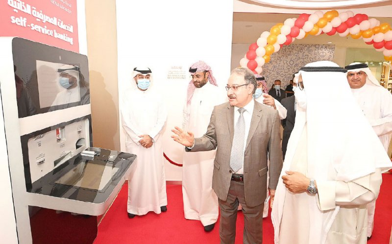 “الإثمار”: خدمات ذاتية إلكترونية بفرع مجمع السيف