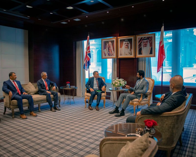 سمو الشيخ ناصر بن حمد يبحث تعزيز التعاون العسكري والدفاعي مع بريطانيا