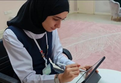إبداع "سوسن" في الرسم الرقمي يحولها إلى مدربة لـ118 طالب