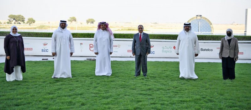 الوزير خلف يتفقد أعمال تنفيذ المشاريع بنادي راشد للفروسية