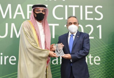 القائد يتسلم جائزة الابتكار خلال جائحة (كوفيد - 19) عن تطبيق مجتمع واعي 