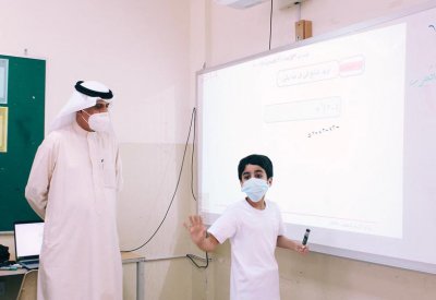 وزير التربية والتعليم يتفقد سير الدراسة في عدد من المدارس بمنطقة سترة