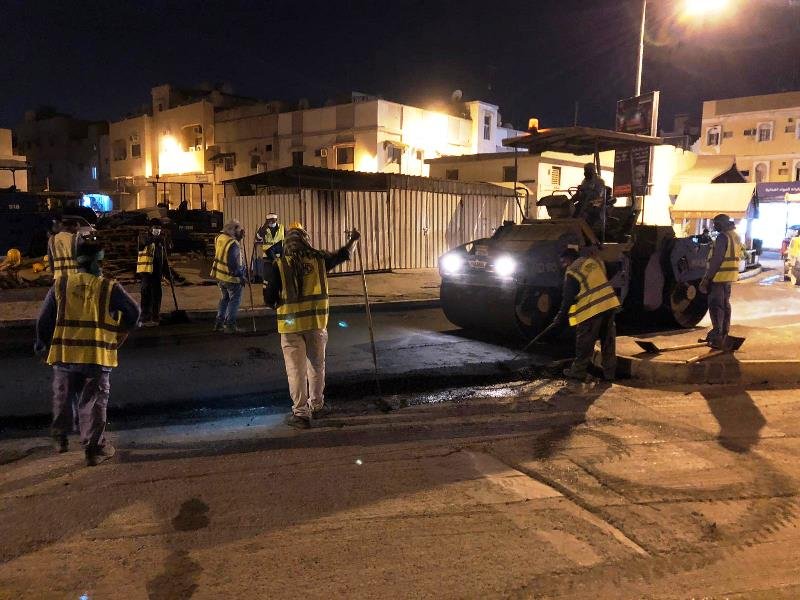 "شؤون الأشغال": تنفيذ أعمال إعادة تأهيل شارع النخيل