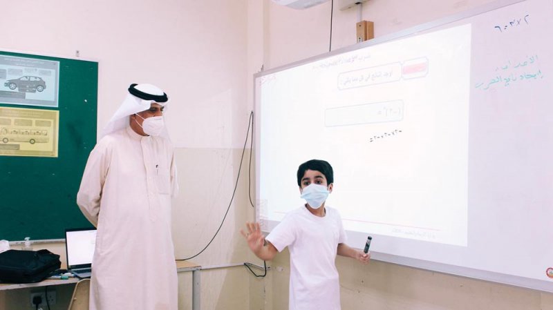 وزير التربية والتعليم يتفقد سير الدراسة في عدد من المدارس بمنطقة سترة