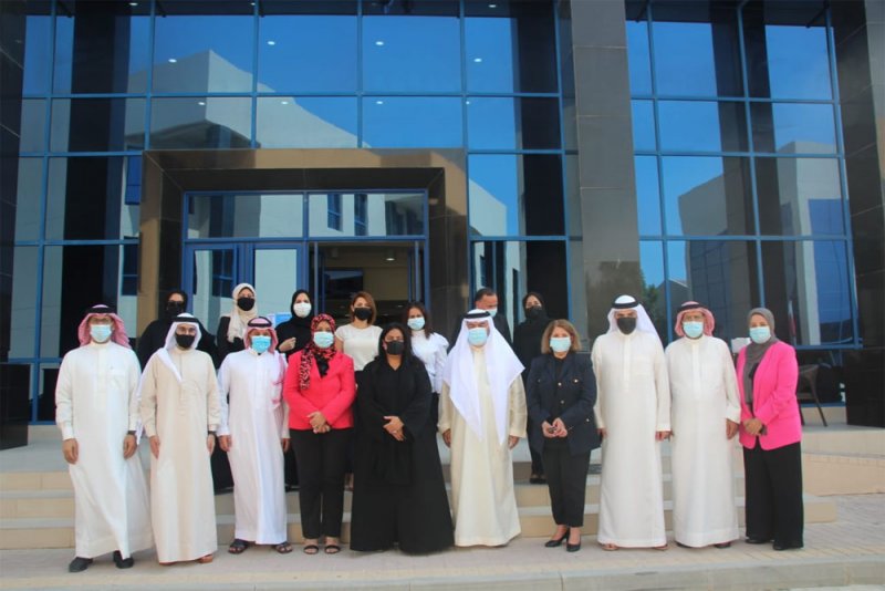 الأمين العام لمجلس التعليم العالي تزور كلية البحرين الجامعية  