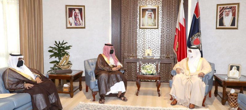معالي وزير الداخلية يشيد خلال استقباله السفير السعودي بالعلاقات التاريخية التي تجمع البلدين