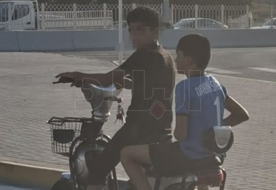 بالصور: طفل يقود "موترسيكل"