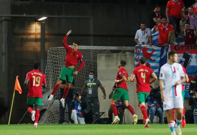 رونالدو يواصل تعزيز أرقامه القياسية بثلاثية لكسمبورغ