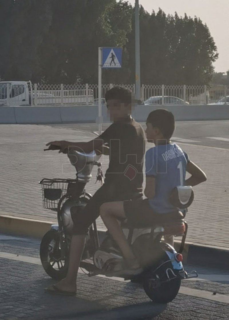 بالصور: طفل يقود "موترسيكل"